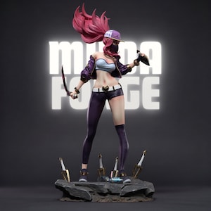 May include: A statue of a character from the video game League of Legends. The figure is wearing a purple jacket, shorts, and leggings, with a white top and a checkered hat. The character is holding two knives and standing on a rock base. The background has the text "MUDA FORGE".