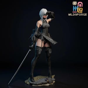 Pode incluir: Estatueta detalhada de uma personagem feminina em traje preto, segurando uma espada. A figura tem cabelo branco e uma venda nos olhos. A roupa apresenta bordados brancos intrincados. A estatueta está sobre uma base texturizada. O logotipo "MILDAFORGE" é visível.