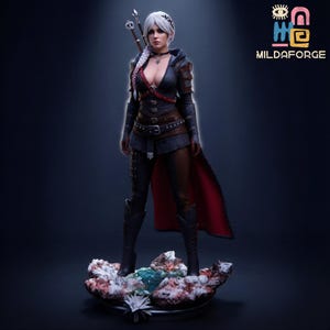 Op de afbeelding: Gedetailleerd beeldje van een vrouw in een donkere outfit met een rood gevoerde cape, laarzen en een zwaard op haar rug. De figuur heeft wit haar en staat op een rotsachtige basis. Het logo "MILDAFORGE" is zichtbaar.