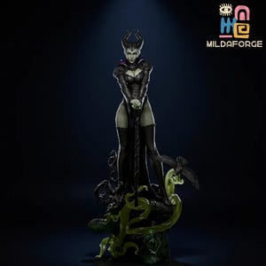 Könnte beinhalten: Detaillierte Figur einer Figur mit schwarzen Hörnern, einem schwarzen Kleid und einem Stab. Die Figur steht auf einem Sockel mit grünen und schwarzen Akzenten. Ein schwarzer Vogel sitzt auf dem Sockel. Das Logo "MILDAFORGE" befindet sich in der oberen rechten Ecke.