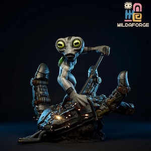 以下が含まれることがあります： 溶接工具を操る灰色のエイリアンフィギュアの精巧な彫刻。機械的な手に乗っています。彫刻は複雑なディテール、火花、そしてテキスト「MILDAFORGE」が特徴です。