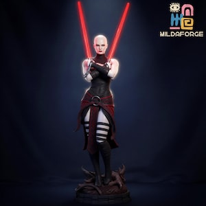 Puede incluir: Estatua detallada de una figura calva sosteniendo dos sables de luz rojos. La figura viste un atuendo negro y rojo con cinturón y botas altas hasta la rodilla. La estatua está sobre una base oscura, y el fondo es un degradado azul oscuro. El logo "MILDAFORGE" es visible.