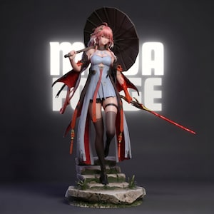 Könnte beinhalten: Detaillierte Figur einer weiblichen Figur mit rosa Haaren, die einen schwarzen Sonnenschirm und ein rotes Schwert hält. Sie trägt ein blaues Kleid mit einem langen, fließenden Mantel. Die Figur steht auf einem Steinsockel mit dem Text "MADA HOUSE" im Hintergrund.