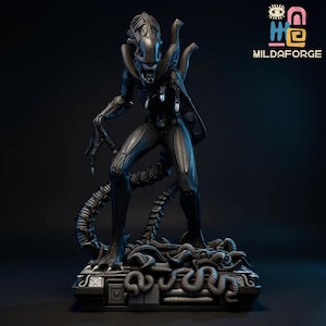 Könnte beinhalten: Eine detaillierte, dunkelgraue Skulptur einer Alien-Kreatur, die auf einem Sockel mit einem komplexen, strukturierten Design steht. Die Kreatur hat ein skelettartiges Aussehen, mit einem langen, segmentierten Schwanz und länglichen Gliedmaßen. Die Skulptur ist von Mildaforge.