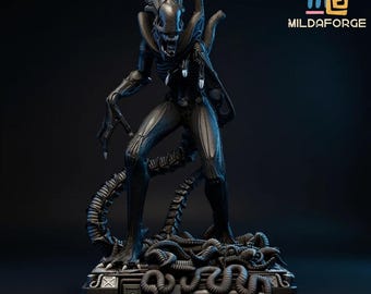 Puede incluir: Una escultura detallada en gris oscuro de una criatura Alien, de pie sobre una base con un diseño complejo y texturizado. La criatura tiene una apariencia esquelética, con una cola larga y segmentada y extremidades alargadas. La escultura es de Mildaforge.