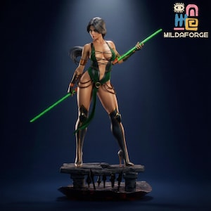 Puede incluir: Figura detallada de un personaje femenino con un atuendo verde y negro, sosteniendo un bastón verde brillante. La figura está sobre una plataforma detallada. El logotipo "MILDAFORGE" es visible en la esquina superior derecha.