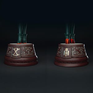 Pode incluir: Dois pedestais decorativos com bases castanhas escuras ornamentadas e tampos de cor clara. Cada pedestal apresenta um emblema dourado diferente. Os pedestais suportam pernas vestidas com cal&ccedil;as e botas verde-escuras com solas vermelhas. O fundo &eacute; escuro.