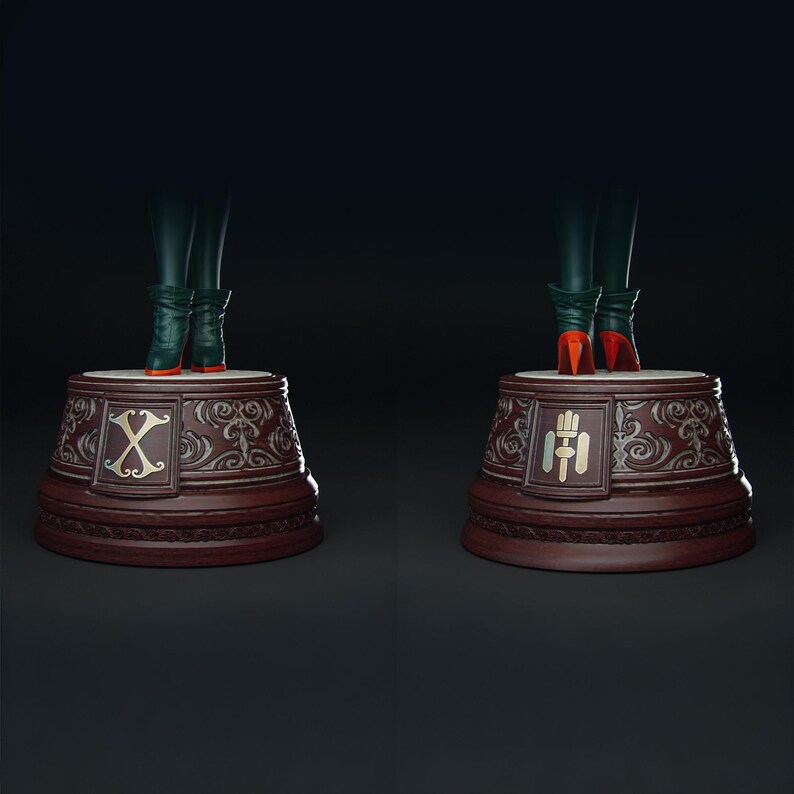 Pode incluir: Dois pedestais decorativos com bases castanhas escuras ornamentadas e tampos de cor clara. Cada pedestal apresenta um emblema dourado diferente. Os pedestais suportam pernas vestidas com cal&ccedil;as e botas verde-escuras com solas vermelhas. O fundo &eacute; escuro.