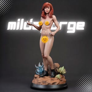 Peut inclure: Une figurine féminine debout aux cheveux roux mi-longs, portant des bottines noires. La figurine tient un petit objet argenté dans une main et est placée sur une base rocheuse avec des plantes succulentes bleues et vertes. Le texte mildforge est visible.