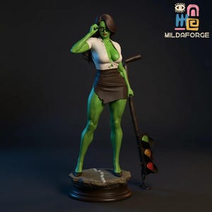 Puede incluir: Figura de piel verde de una mujer con camisa blanca, falda marrón y tacones negros, sosteniendo un semáforo. Lleva gafas y está de pie sobre una base de piedra. La figura es un objeto de colección.