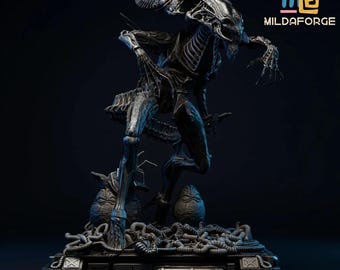 Puede incluir: Escultura detallada en gris oscuro de un Alien Xenomorph. La figura está posada dinámicamente, con intrincados detalles esqueléticos y orgánicos. La base incluye huevos alienígenas y tubos. El logo "MILDAFORGE" es visible.