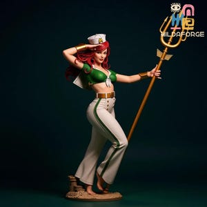Puede incluir: Figura detallada de una mujer con un atuendo de inspiración marinera, saludando. Lleva un top verde, pantalones blancos con ribetes verdes y un sombrero blanco. Sostiene un tridente dorado y está sobre una pequeña base. La figura tiene el pelo rojo y está sobre un fondo verde oscuro.