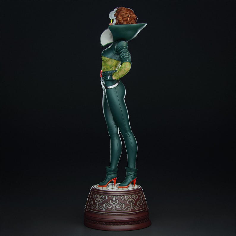 Pode incluir: Estatueta verde de um personagem com rosto branco e amarelo, cabelo ruivo e roupa verde. O personagem est&aacute; usando botas verdes com saltos laranja e est&aacute; em p&eacute; em um pedestal decorativo.