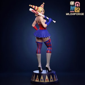 以下が含まれることがあります： 野球のバットを持った、ピエロのような衣装のキャラクターの精巧なフィギュア。 赤と青の衣装に、お揃いのストライプとダイヤモンド柄のストッキングを着用。 土台はサーカス風のプラットフォームです。