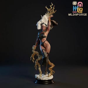 Puede incluir: Figura detallada de Tormenta de X-Men, en pose dinámica con cabello blanco y traje negro. Sostiene rayos dorados, de pie sobre una base de nube. La figura está sobre una base negra, con el logo "MILDAFORGE" visible.