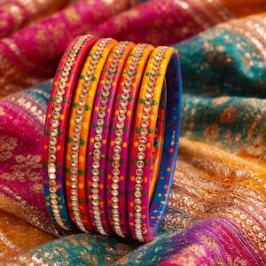 Bracciali in lacca fatti a mano, artigianato tradizionale indiano, gioielli etnici ispirati alla civiltà della valle dell'Indo.