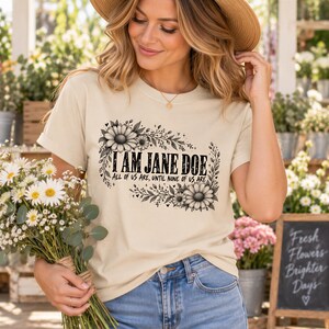Ik ben Jane Doe, feministisch shirt, bloemenprint T-shirt met statement over gelijkheid.