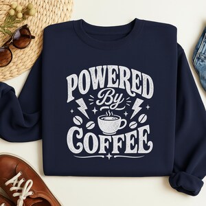 Powered by Kaffee Shirt - Lustiges Koffein-Liebhaber-Grafik-T-Shirt