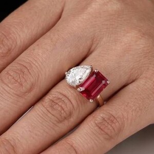 Anello Toi et Moi con diamante sintetico a forma di pera e rubino taglio smeraldo in oro 14 carati / Gioiello di fidanzamento moderno e di grande impatto.