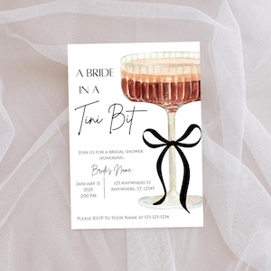 Puede incluir: Una tarjeta de invitación blanca con el texto "A Bride in a Tini Bit" y una ilustración de acuarela de un cóctel. La tarjeta incluye detalles para una despedida de soltera, como la fecha, la hora y el lugar. Un lazo negro en la parte inferior.