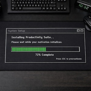 Puede incluir: Alfombrilla de escritorio negra con un gráfico temático de ordenador. El gráfico simula una configuración del sistema con una barra de progreso al 72% completado. El texto dice: "Instalando Productivity Suite... Por favor, espere mientras se inicializa su motivación."