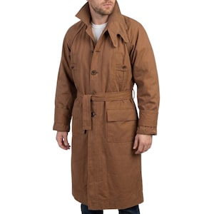 Puede incluir: Un abrigo largo marrón con cinturón en la cintura, cierres de botones y múltiples bolsillos. El abrigo tiene un cuello ancho y mangas largas. El abrigo mide aproximadamente 127 cm de largo.