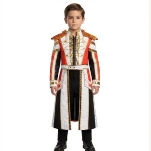 Op de afbeelding: Een jas met lange mouwen in militaire stijl met een levendig rood, wit en zwart kleurenschema met gouden biezen en epauletten. De jas heeft een gestructureerde kraag, verticale gouden biezen en een ceintuur, gecombineerd met een zwarte broek.