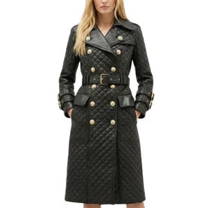 Peut inclure: Long manteau trench en cuir noir matelassé, orné de boutons dorés et d'une ceinture assortie. Le manteau présente une coupe croisée, des revers crantés et des poches. Un vêtement d'extérieur élégant.