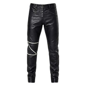 Può includere: Pantaloni in pelle nera con patta con bottoni e dettagli geometrici bianchi sulle gambe. I pantaloni hanno un classico design a cinque tasche e una vestibilità su misura. Un'aggiunta elegante e audace a qualsiasi guardaroba.