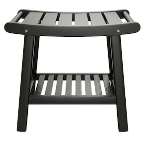 Puede incluir: Un banco de ducha de madera negra con asiento de listones y un estante inferior. El banco tiene una parte superior curvada y patas robustas, ofreciendo un diseño moderno para baños. El banco mide unos 46 cm de alto.