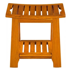 Puede incluir: Un banco de ducha de madera con acabado natural. El banco tiene un asiento de listones y un marco rectangular con soportes verticales. El diseño incluye asas recortadas en las esquinas superiores. El banco mide aproximadamente 46 cm de alto.
