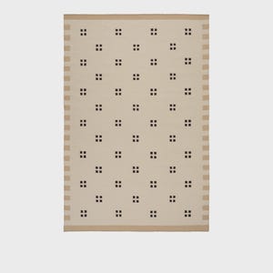 Handvävd beige, sand och svart elegant ullmatta: Gallery Grid skandinavisk modern minimalistisk design
