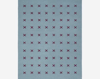 Alfombra de lana azul y burdeos tejida a mano: diseño minimalista moderno escandinavo.