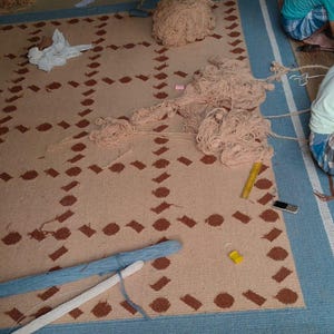 Alfombra de lana tejida a mano en tonos azul, óxido y beige: Diseño minimalista moderno escandinavo de Rollakan imagen 5