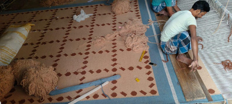 Alfombra de lana tejida a mano en tonos azul, óxido y beige: Diseño minimalista moderno escandinavo de Rollakan imagen 5