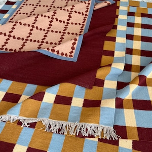 Alfombra de lana tejida a mano en tonos azul, óxido y beige: Diseño minimalista moderno escandinavo de Rollakan imagen 3