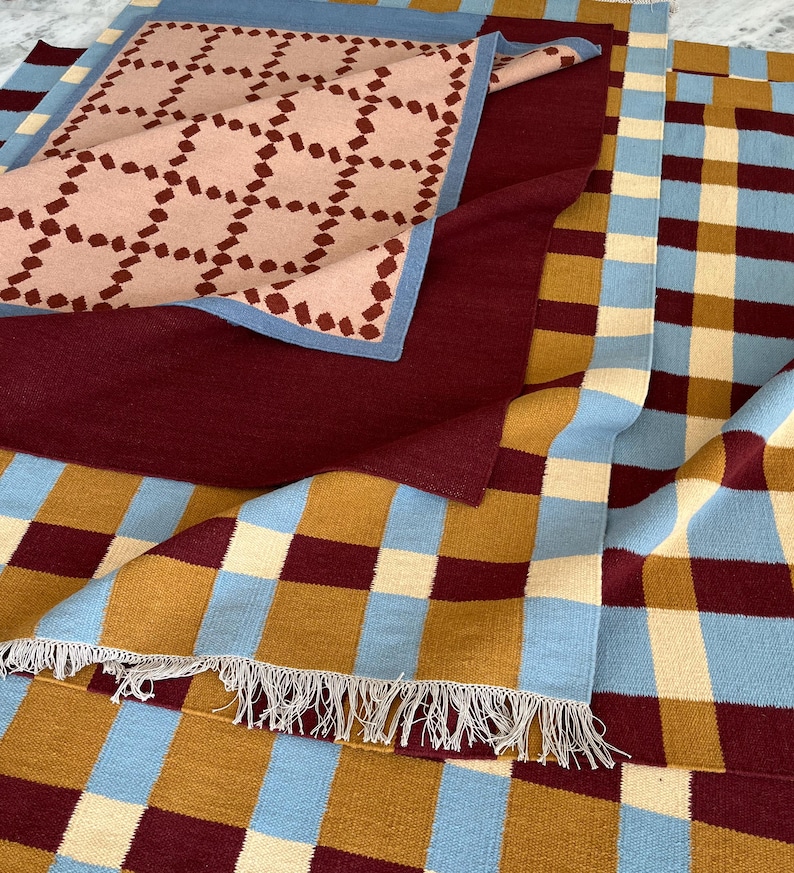 Alfombra de lana tejida a mano en tonos azul, óxido y beige: Diseño minimalista moderno escandinavo de Rollakan imagen 3