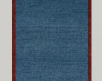 Tejido a mano en azul y rojo: Crimson Horizon, diseño minimalista moderno