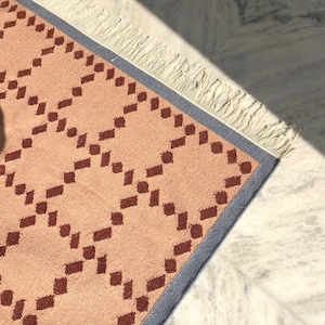 Alfombra de lana tejida a mano en tonos azul, óxido y beige: Diseño minimalista moderno escandinavo de Rollakan imagen 4