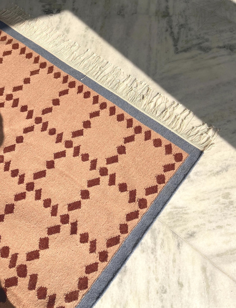 Alfombra de lana tejida a mano en tonos azul, óxido y beige: Diseño minimalista moderno escandinavo de Rollakan imagen 4