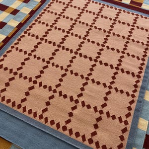 Alfombra de lana tejida a mano en tonos azul, óxido y beige: Diseño minimalista moderno escandinavo de Rollakan imagen 2