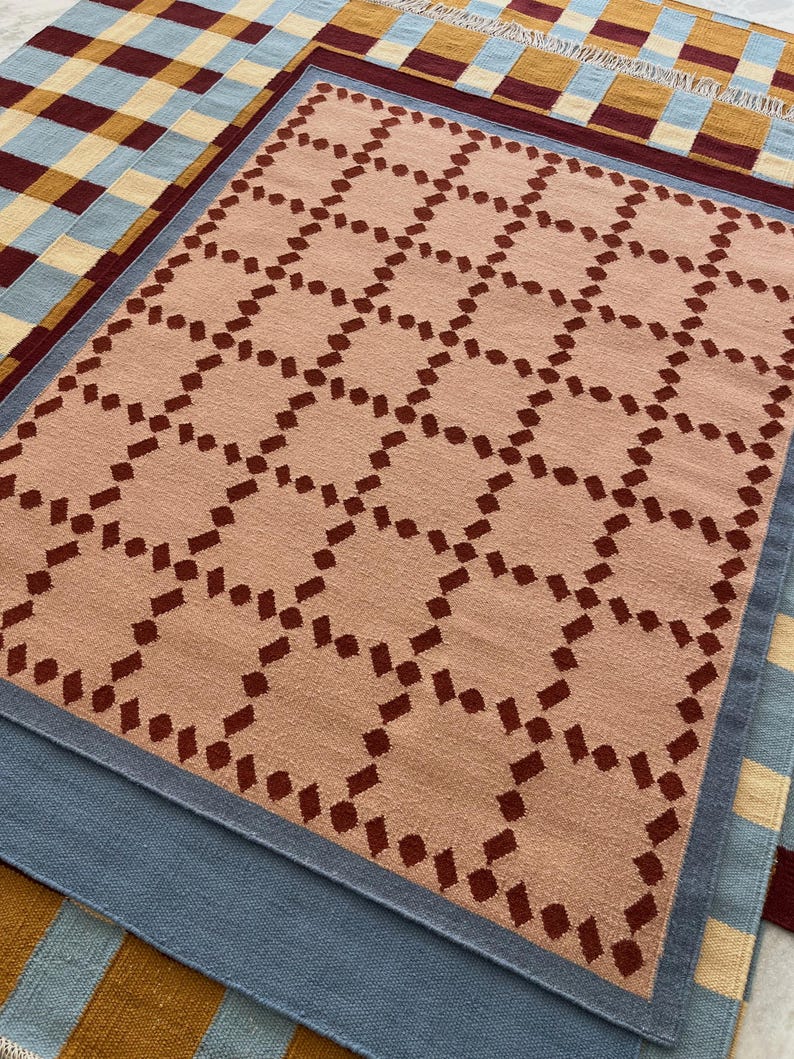 Alfombra de lana tejida a mano en tonos azul, óxido y beige: Diseño minimalista moderno escandinavo de Rollakan imagen 2