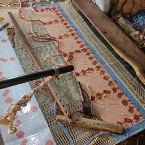 Alfombra de lana tejida a mano en tonos azul, óxido y beige: Diseño minimalista moderno escandinavo de Rollakan imagen 6