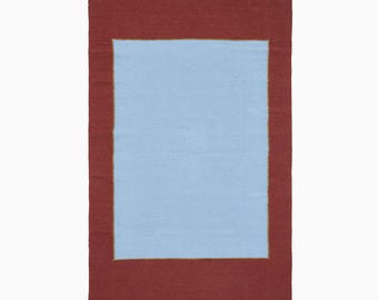 Tejido a mano en azul cielo y óxido intenso: Azure-Block No. 4 Diseño minimalista moderno de tejido plano