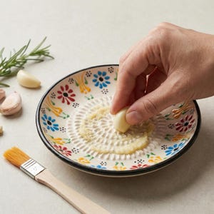 Decorative ceramic garlic grater plate with floral motifs