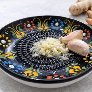 Hand-painted ceramic garlic grater dish for kitchen decor