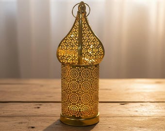Farol de hierro marroquí dorado con LED - Elegante lámpara de viento hueca galvanizada - Funciona con pilas - Decoración tradicional con estampado - 3 tamaños