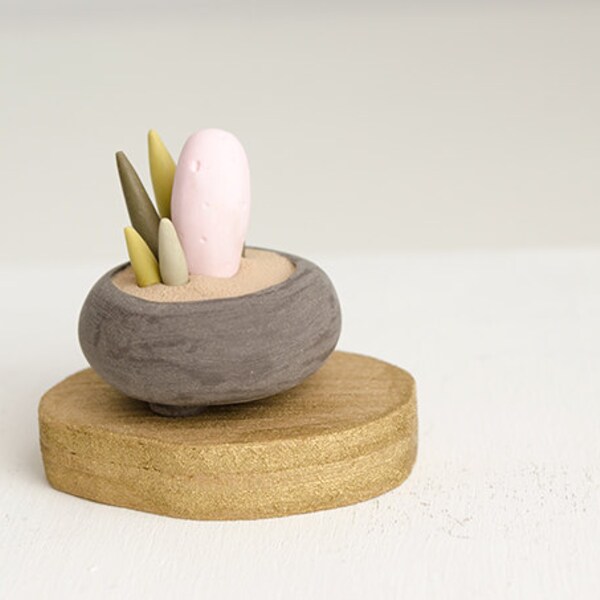 Plante en miniature sur base en bois doré