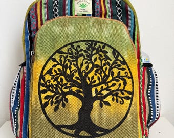 Könnte beinhalten: Ein farbenfroher Rucksack mit einem Lebensbaum-Design. Der Rucksack hat ein zentrales Feld mit einer schwarzen Baumgrafik auf gelb-grünem Hintergrund. Die Tasche hat mehrere farbige Streifenmuster und den Text "Himalayan Hemp THC Free".
