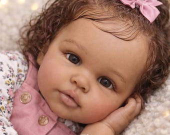 Poupée bébé Reborn réaliste de 24 pouces pour tout-petit - Corps en tissu doux et cheveux noirs bouclés enracinés à la main - Fille peau foncée